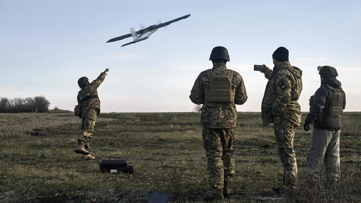 Quân đội Ukraine phóng máy bay không người lái. (Ảnh: AP)