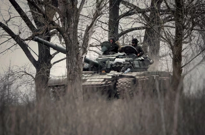 Quân đội Ukraine phòng thủ khi Nga tấn công vào khu vực Donbass.Ảnh: Reuters