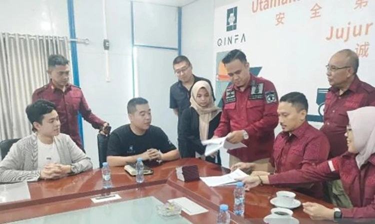 Cán bộ quản lý xuất nhập cảnh Indonesia kiểm tra các giấy tờ liên quan đến lao động nước ngoài tại Nam Kalimantan ngày 11/10/2024. Ảnh: Antara