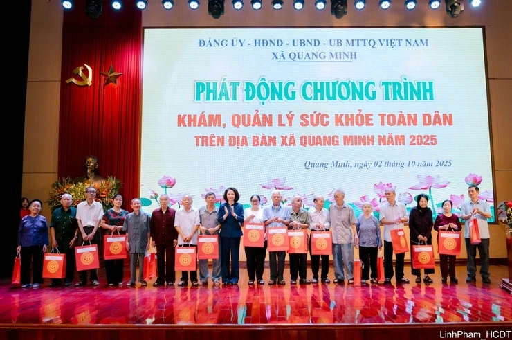 Phó Chủ tịch UBND thành phố Hà Nội Vũ Thu Hà trao quà tặng người cao tuổi trên địa bàn xã Quang Minh