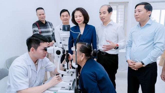 Phó Chủ tịch UBND thành phố Hà Nội Vũ Thu Hà cùng lãnh đạo Sở Y tế, xã Quang Minh thăm, động viên người dân đến khám sức khỏe tại Phòng khám Đa khoa Đại Thịnh.