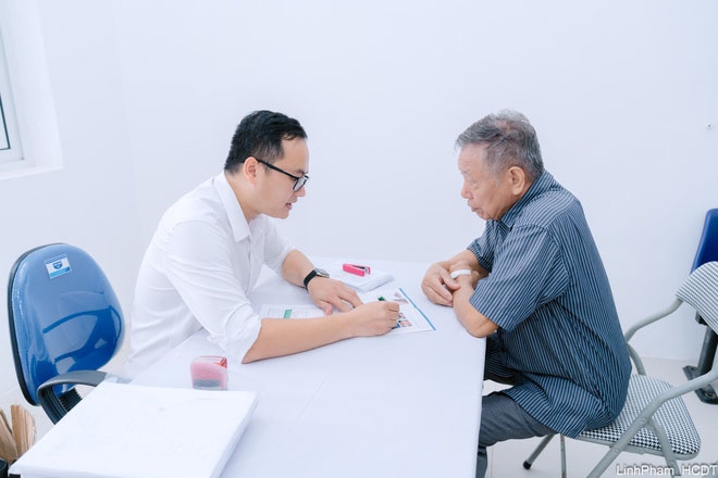 Đội ngũ y bác sĩ thăm khám sức khỏe cho người dân trên địa bàn xã Quang Minh