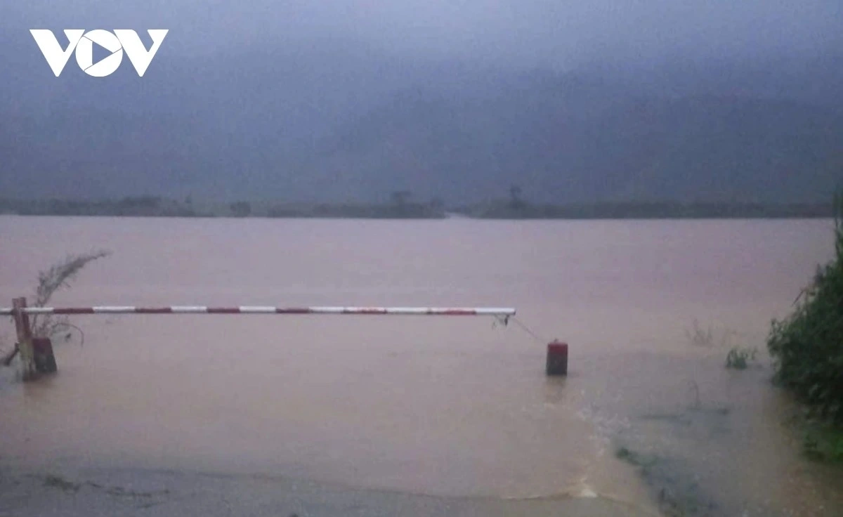 Tổ hợp không khí lạnh, dải hội tụ nhiệt đới nâng trục và gió Đông ẩm hoạt động mạnh đã tạo nên đợt mưa đặc biệt lớn kéo dài ở miền Trung. Nhiều khu vực từ Quảng Trị đến Quảng Ngãi có thể ghi nhận lượng mưa vượt 800mm, gây nguy cơ cao về ngập úng, lũ quét và sạt lở đất.