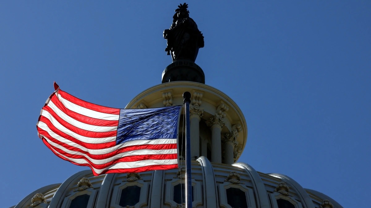 Cột cờ ở Điện Capitol - nơi đặt trụ sở của Quốc hội Mỹ - Ảnh: Reuters