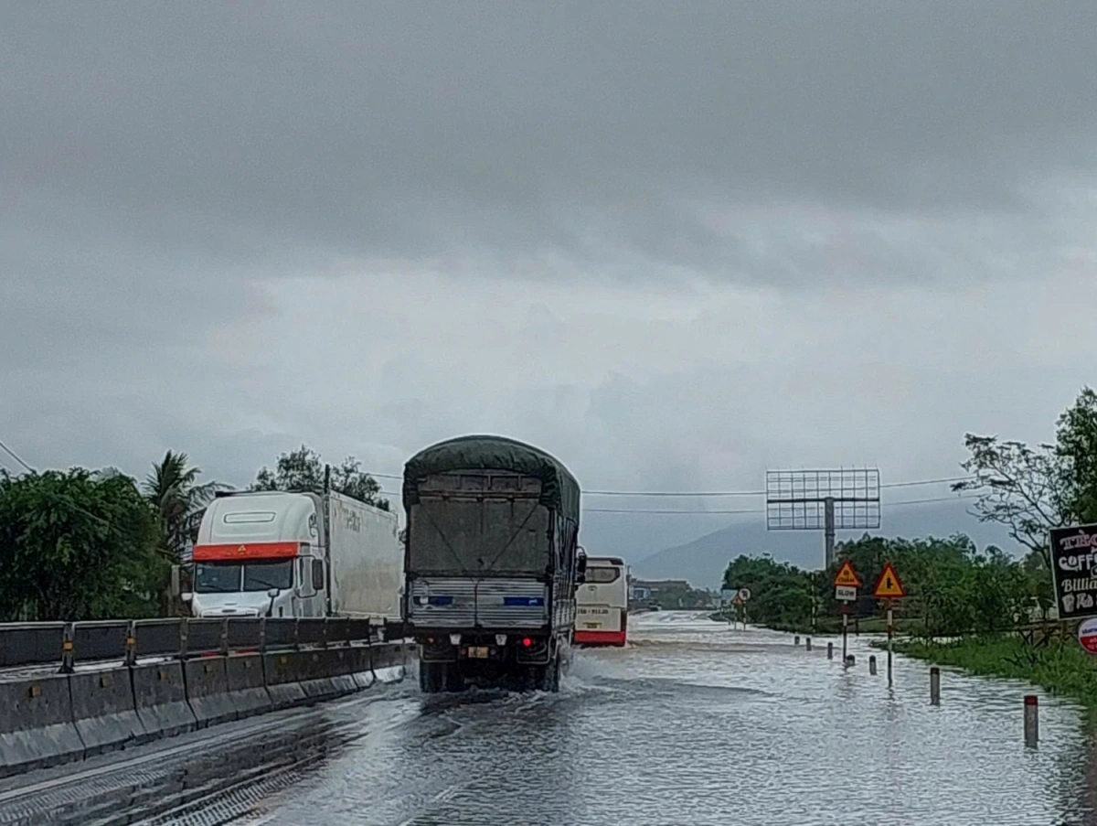 Quốc lộ 1A qua xã Quảng Trạch, tỉnh Quảng Trị bị ngập ở nhiều vị trí