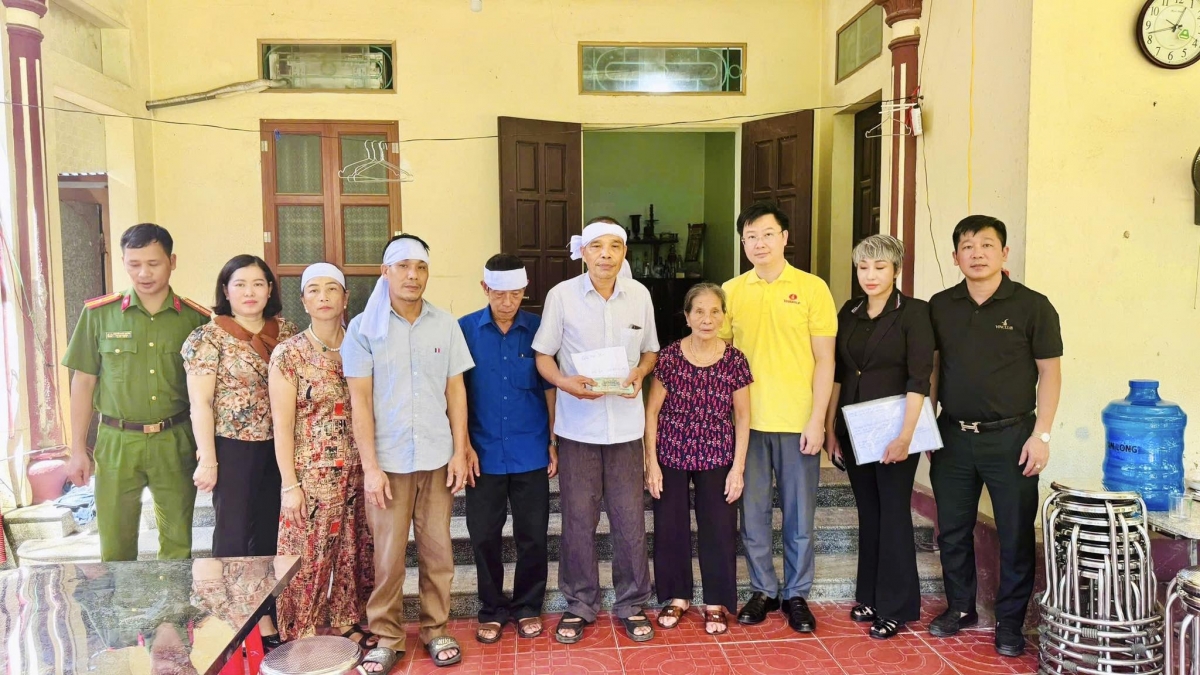 quy_thien_tam_tham_hoi_trao_ho_tro_cho_cac_ho_dan_1.jpg