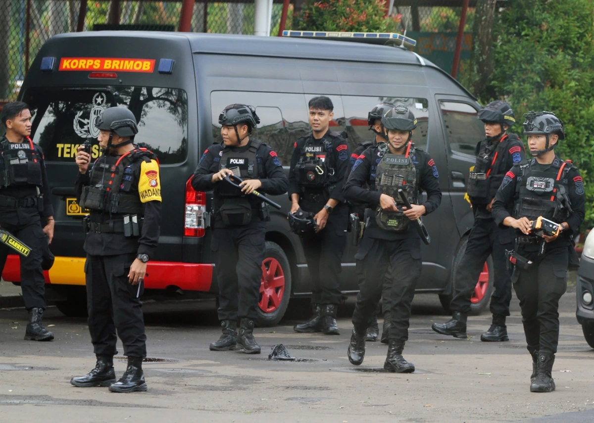 Các thành viên đội rà phá bom mìn rà soát vật liệu nổ tại Trường Liên văn hóa Mentari ở Nam Tangerang, Banten. Ảnh: Antara
