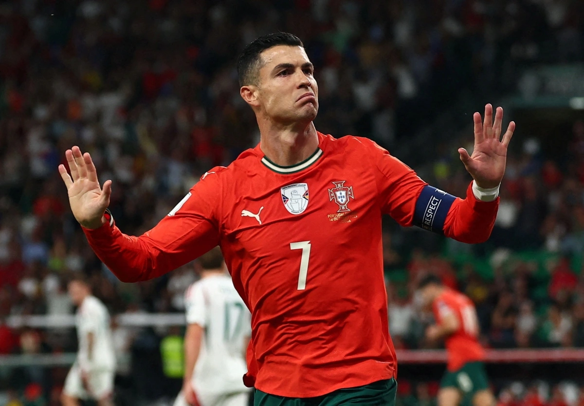 Ronaldo ghi cú đúp vào lưới Hungary (Ảnh: Reuters).