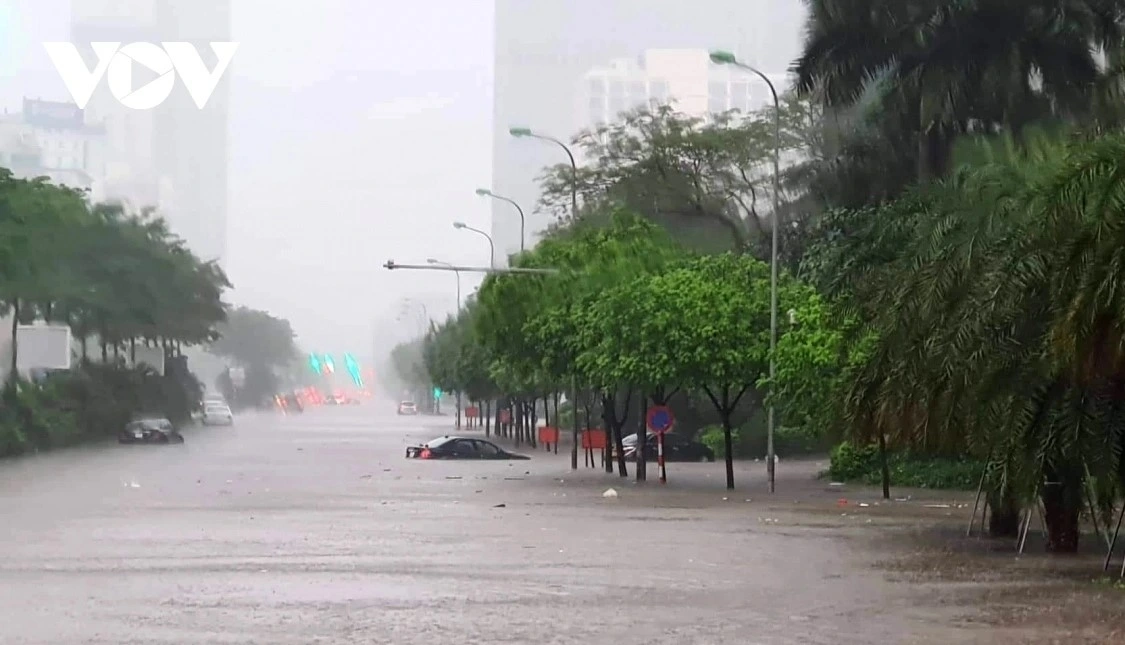 Theo Đài Khí tượng Thủy văn Bắc Bộ, do ảnh hưởng của đới gió Đông trên cao, từ chiều 14 đến chiều 15/10, khu vực Hà Nội có mưa vừa, có nơi mưa to và dông. Trong cơn dông có khả năng xảy ra lốc, sét, gió giật mạnh; lượng mưa phổ biến từ 15–40mm, có nơi trên 50mm.