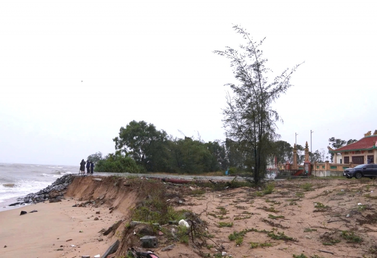 Sạt lở nghiêm trọng tại vị trí lăng Ngư Ông, thôn Thanh Xuân, xã Bắc Trạch