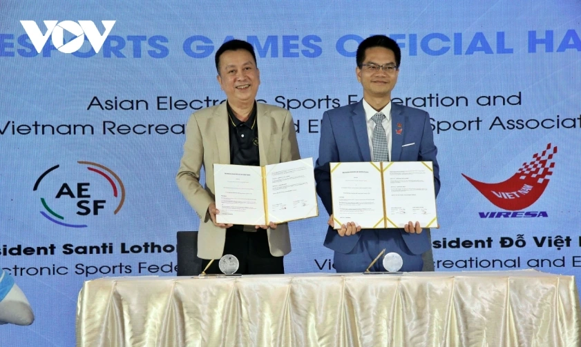 VIRESA President Do Viet Hung (right) and AESF and TESF President Santi Lothong at the signing ceremony