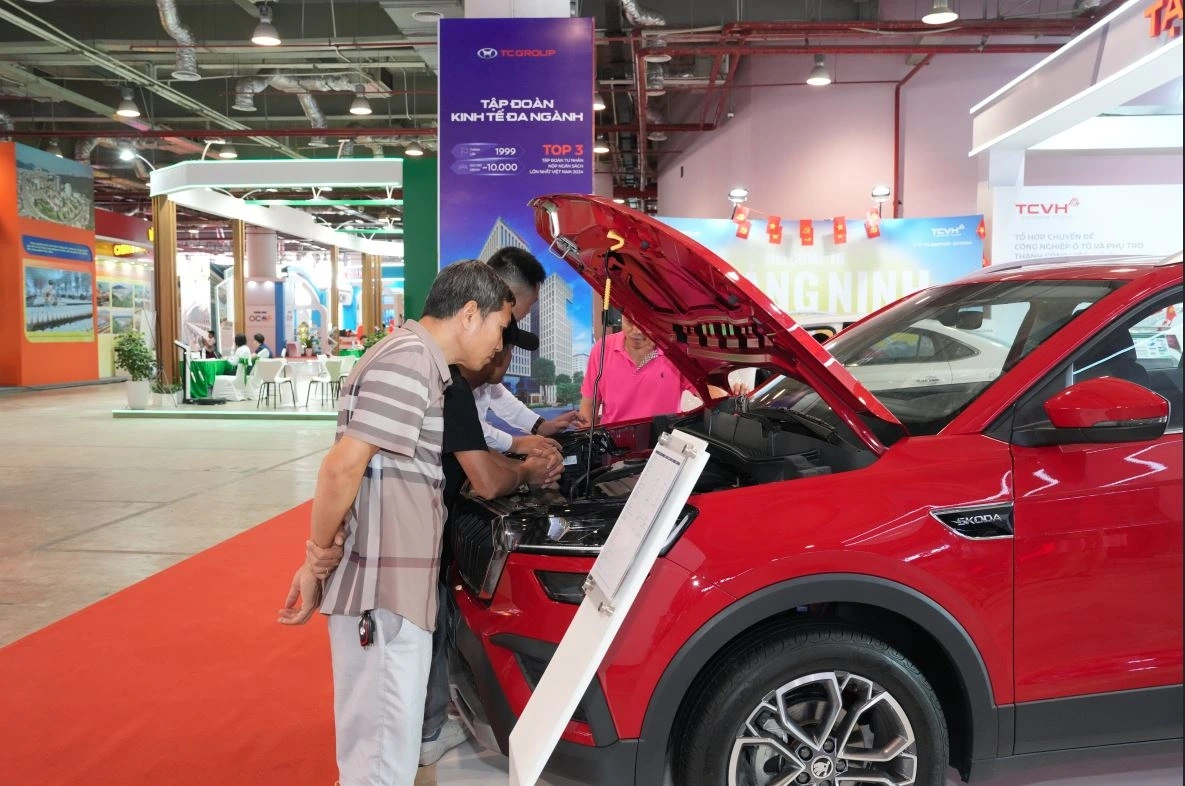 Một khách hàng Việt đang chăm chú quan sát động cơ trong khoang máy của Skoda Kushaq