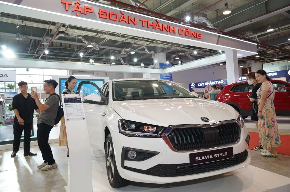 Skoda Slavia Style là bản cao nhất trong 3 phiên bản của Skoda Slavia, xe có cửa sổ trời, Carplay không dây, ghế da cao cấp có làm mát và nhiều tiện ích khác