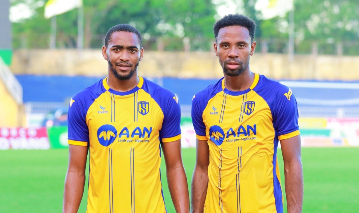 Reon Dale Moore (trái) bị treo giò tại vòng 8 V-League 2025/2026. (Ảnh: CLB SLNA)