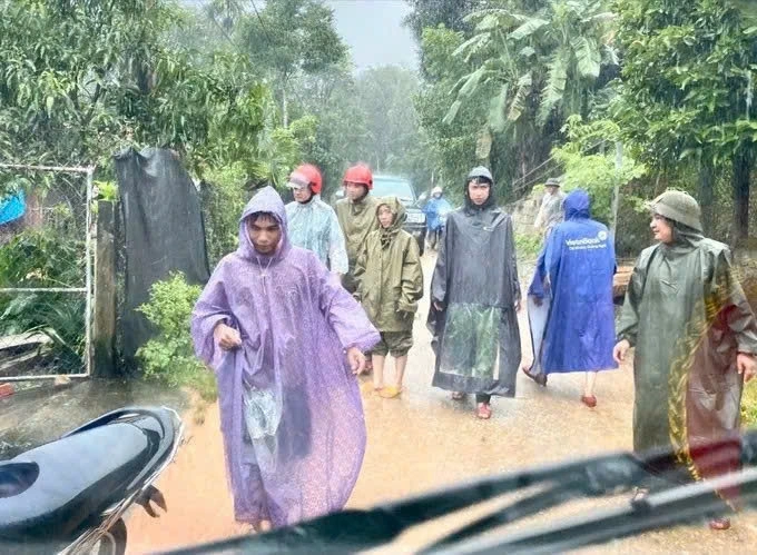 Sơ tán người dân vùng sạt lở xã Ba Vinh, tỉnh Quảng Ngãi.