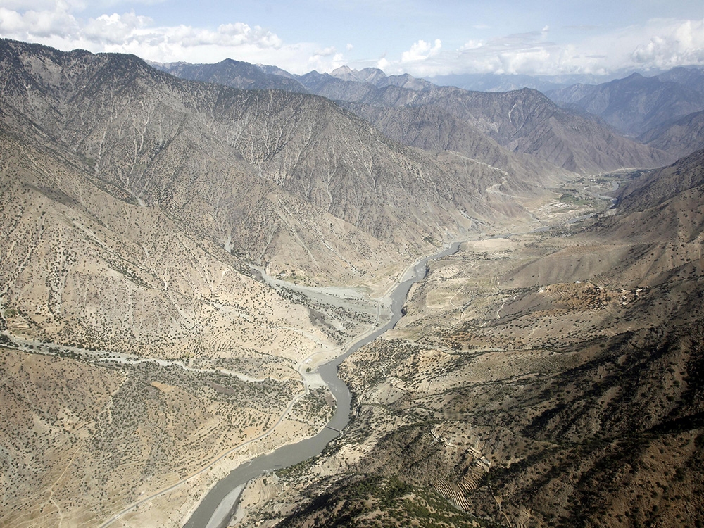 Dòng sông Kunar chảy qua Afghanistan và Pakistan. Ảnh: Reuters