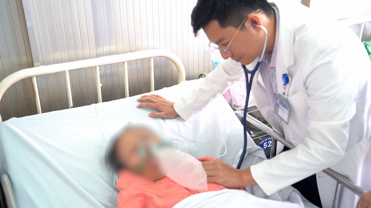 Bác sĩ Sơn thăm khám người bệnh (Ảnh: Bệnh viện cung cấp)