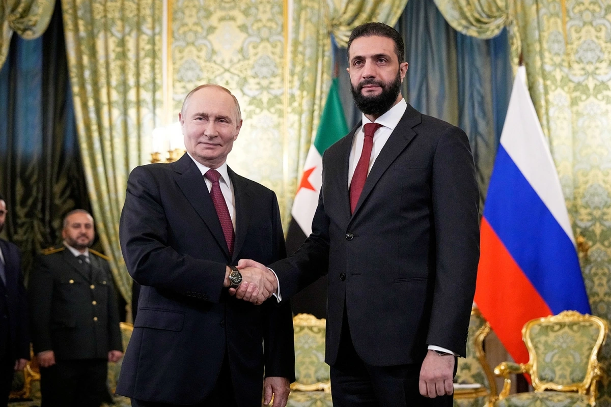 Tổng thống Nga Vladimir Putin bắt tay Tổng thống lâm thời Syria Ahmed al-Sharaa trong cuộc gặp tại Điện Kremlin, Moscow, Nga, ngày 15/10/2025. Ảnh: Reuters