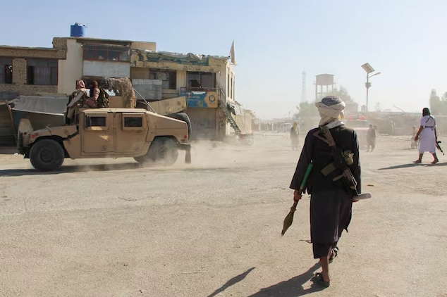 Lực lượng Taliban tuần tra gần biên giới Afghanistan-Pakistan ngày 15/10. Ảnh: Reuters