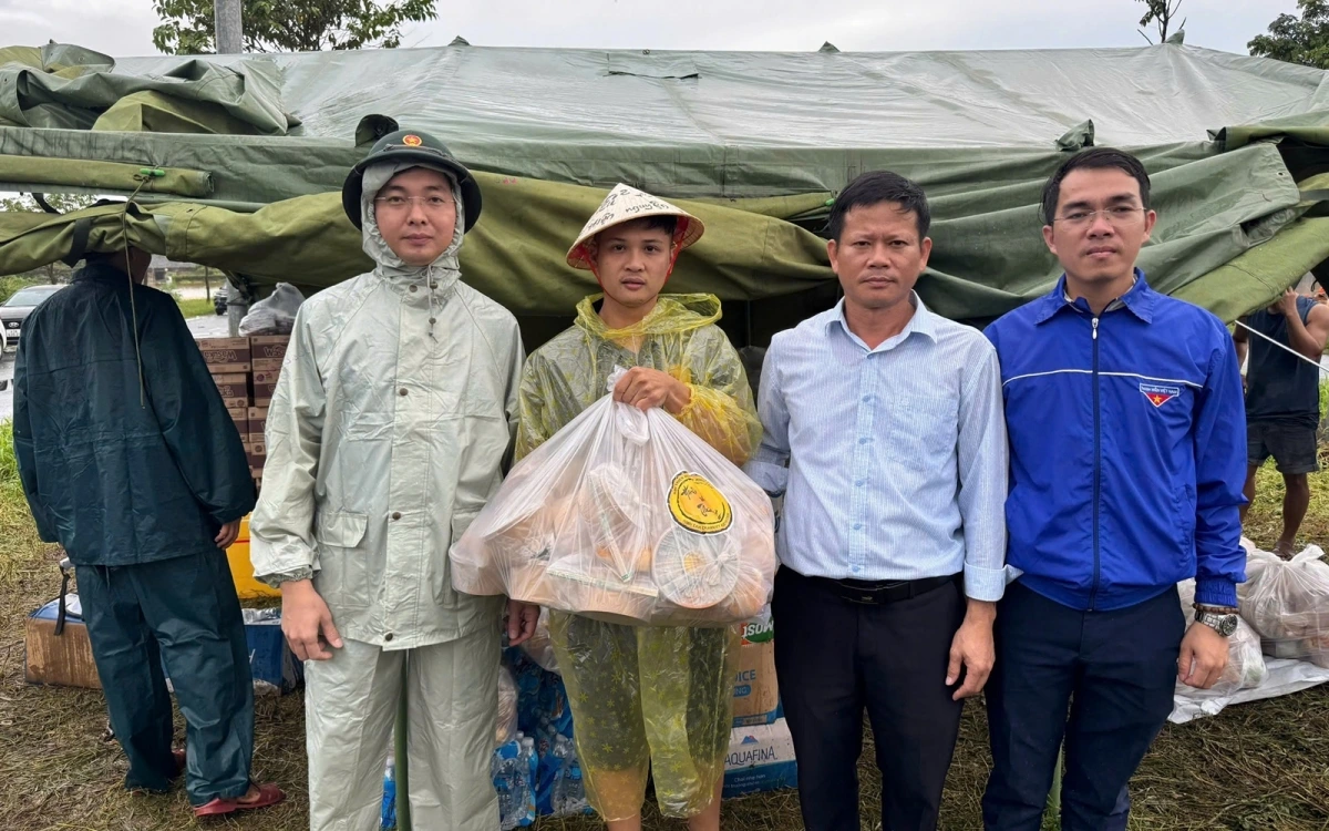 Tặng quà người dân xã Hòa Tiến, TP Đà Nẵng.