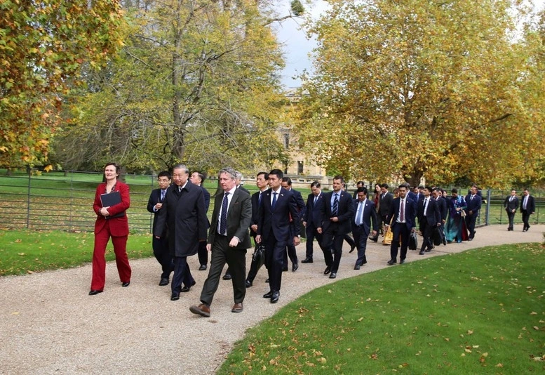 Tổng Bí thư Tô Lâm và Đoàn đại biểu cấp cao Việt Nam trong khuôn viên trường Đại học Oxford
(Ảnh: Báo Chính phủ)