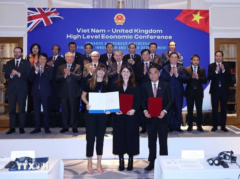 Tổng Bí thư Tô Lâm và các đồng chí lãnh đạo chứng kiến Lễ trao thỏa thuận hợp tác giữa các bộ, ngành, doanh nghiệp địa phương hai nước