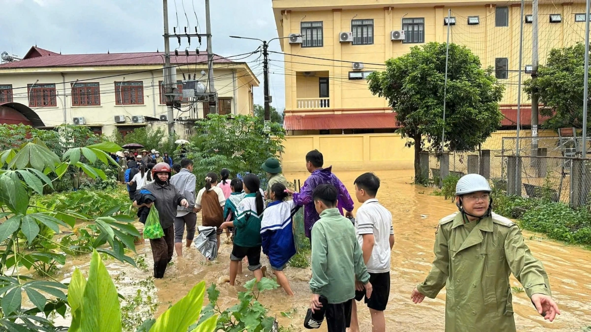 Khẩn trương sơ tán học sinh trường PTDTNT Na Rì đến nơi an toàn (Ảnh:Trung tâm dịch vụ tổng hợp Na Rì)