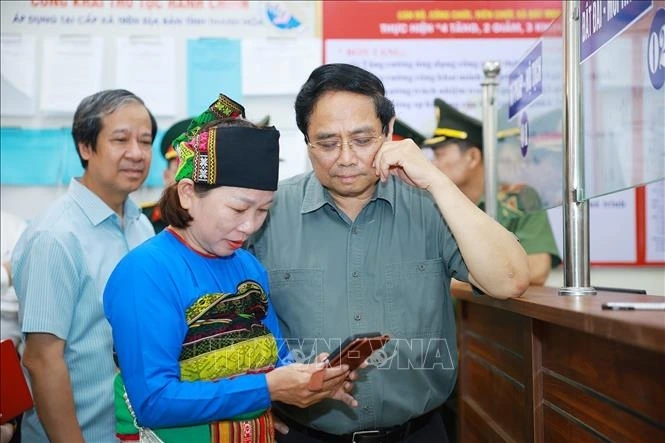 Thủ tướng Phạm Minh Chính kiểm tra chất lượng phục vụ người dân của Trung tâm Phục vụ hành chính công xã Bát Mọt, tỉnh Thanh Hoá (Ảnh: TTXVN)