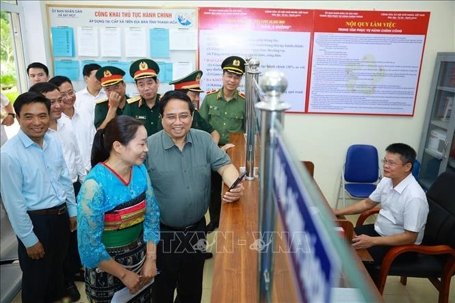 Thủ tướng Phạm Minh Chính kiểm tra chất lượng phục vụ người dân của Trung tâm Phục vụ hành chính công xã Bát Mọt, tỉnh Thanh Hoá (Ảnh: TTXVN)