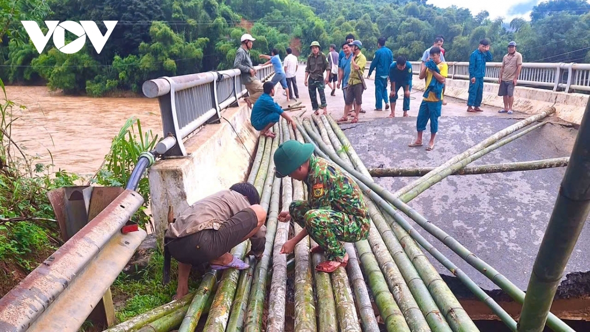 Mưa bão đã làm nhiều nhà cửa, công trình sản xuất nông nghiệp, đường giao thông trên địa bàn tỉnh Thanh Hóa bị hư hỏng nặng nề