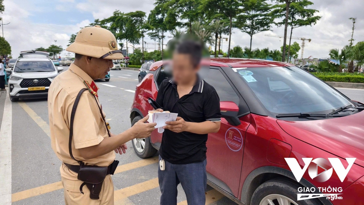 Bên cạnh phạt "nguội" qua hệ thống camera AI, hoàn toàn có thể kết nối dữ liệu với lực lượng tuần tra gần hiện trường để xử lý ngay khi vi phạm xảy ra, tạo hiệu ứng răn đe mạnh hơn (Ảnh minh họa: Hoàng Hà)