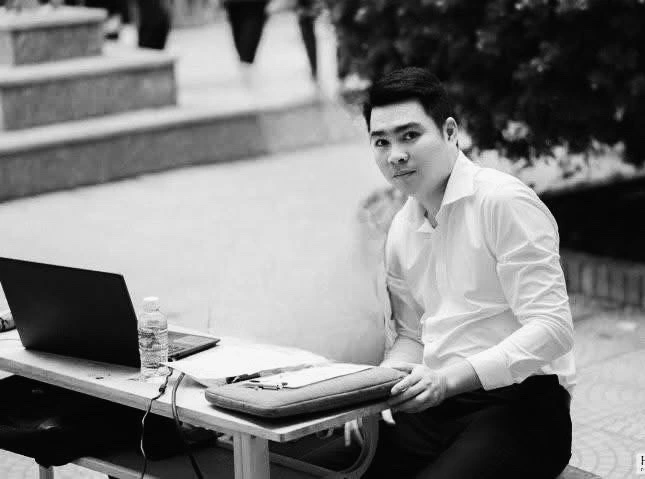  Thầy Nguyễn Văn Tuấn không may qua đời vì bị điện giật khi đang dọn nhà sau lũ                                                                                                                Ảnh: NTCC