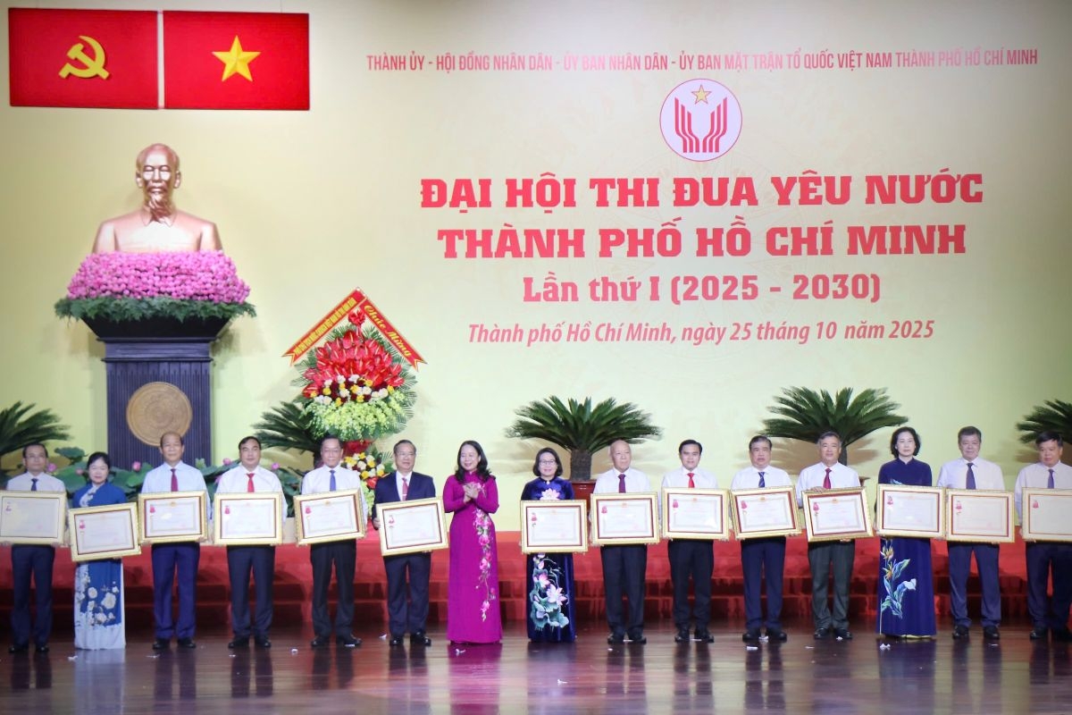 Phó Chủ tịch nước Võ Thị Ánh Xuân trao tặng Huân chương Lao động hạng nhất và hạng nhì của Chủ tịch nước cho các cá nhân điển hình tiên tiến TP.HCM