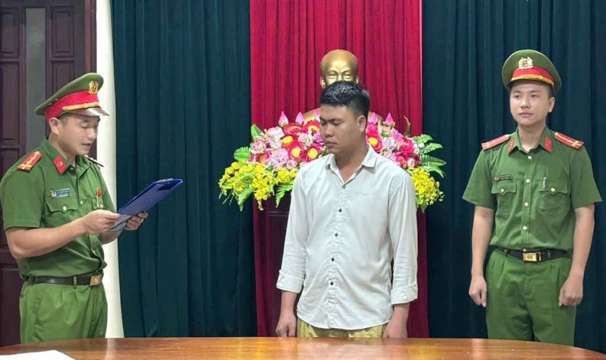 Thi hành quyết định khởi tố vụ án, khởi tố bị can đối với Hồ Văn Dũng, tài xế điều khiển xe đầu kéo- Ảnh Công an Quảng Trị