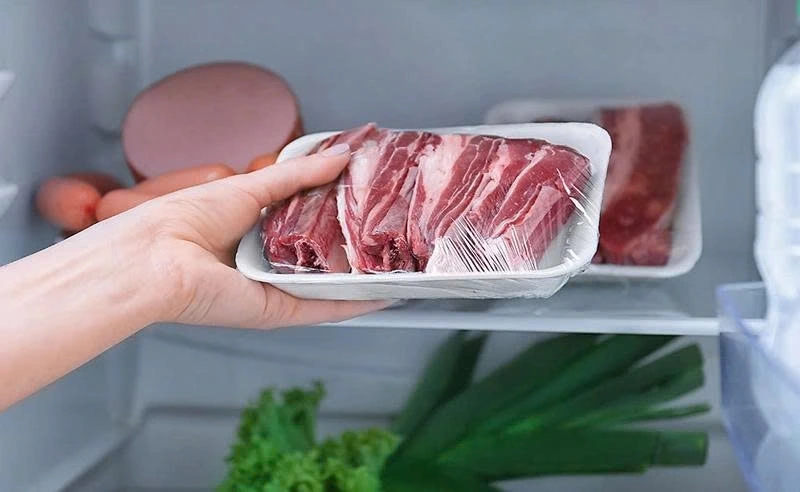 Bảo quản thịt bò đúng cách trong tủ lạnh không chỉ giúp duy trì độ tươi ngon mà còn ngăn ngừa nguy cơ ngộ độc thực phẩm