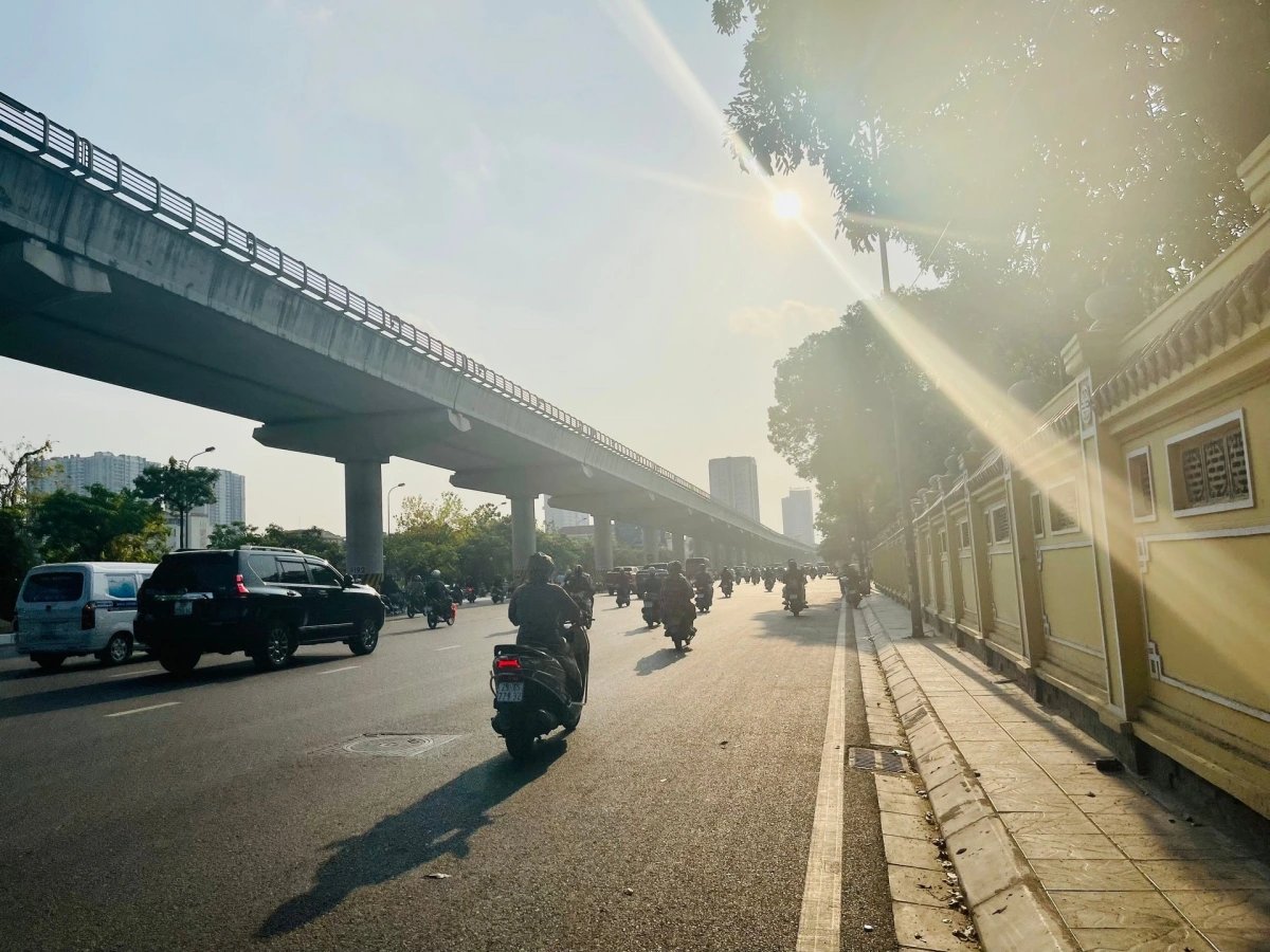 Bắc Bộ nắng nóng, Nam Bộ có mưa rào và dông
