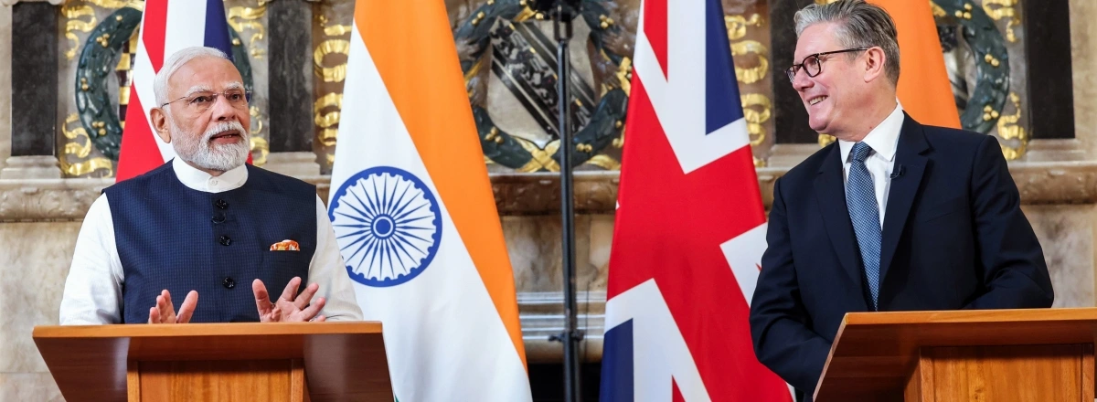 Thủ tướng Ấn Độ Narendra Modi và Thủ tướng Vương quốc Anh Keir Starmer trong chuyến thăm Anh hồi tháng 7 (Ảnh: ANI)