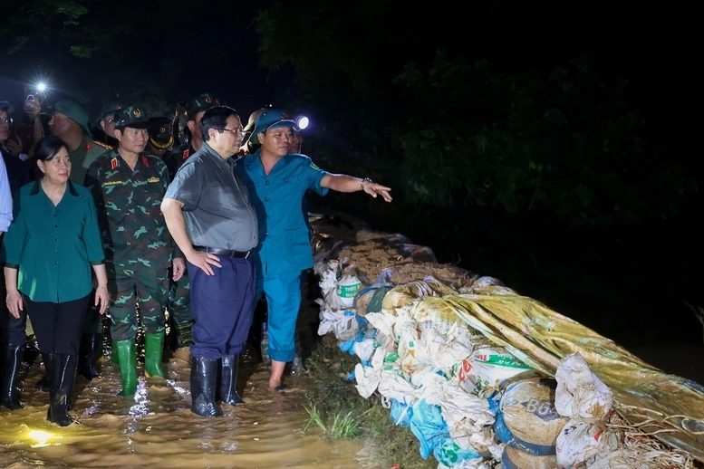 Ban Chỉ huy phòng thủ dân sự đã cùng lực lượng quân đội, công an và lực lượng xung kích tổ chức vận động, hỗ trợ người dân di chuyển đến vị trí an toàn; đồng thời, tập trung lực lượng hộ đê, ngăn nước lũ tràn qua mặt đê. (Ảnh: Nhật Bắc)