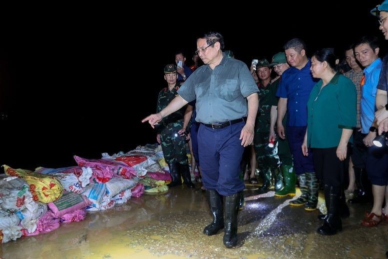 Thủ tướng Phạm Minh Chính kiểm tra công tác ứng phó với mưa lũ tại các xã Trung Giã, Đa Phúc, thành phố Hà Nội- ảnh Nhật Bắc. (Ảnh: Nhật Bắc)