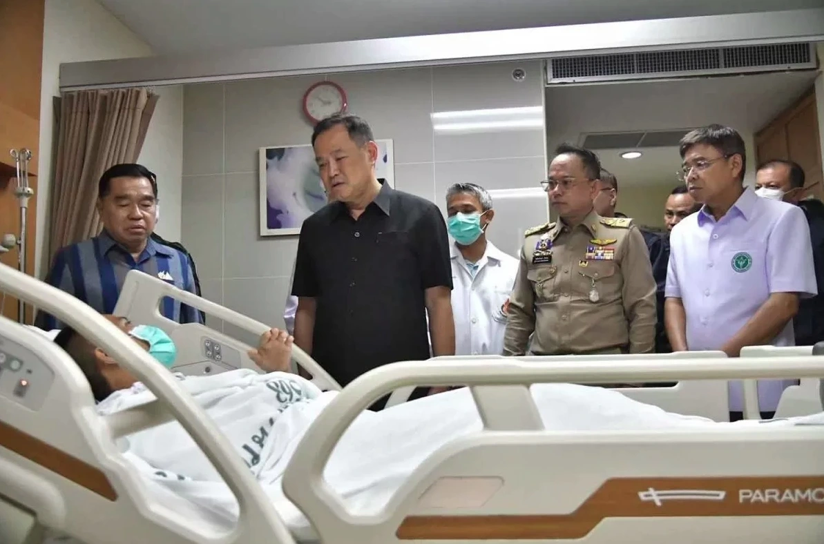Thủ tướng Thái Lan thăm hỏi nạn nhân của một vụ tấn công ở miền Nam Thái Lan. Ảnh: Chính phủ Thái Lan