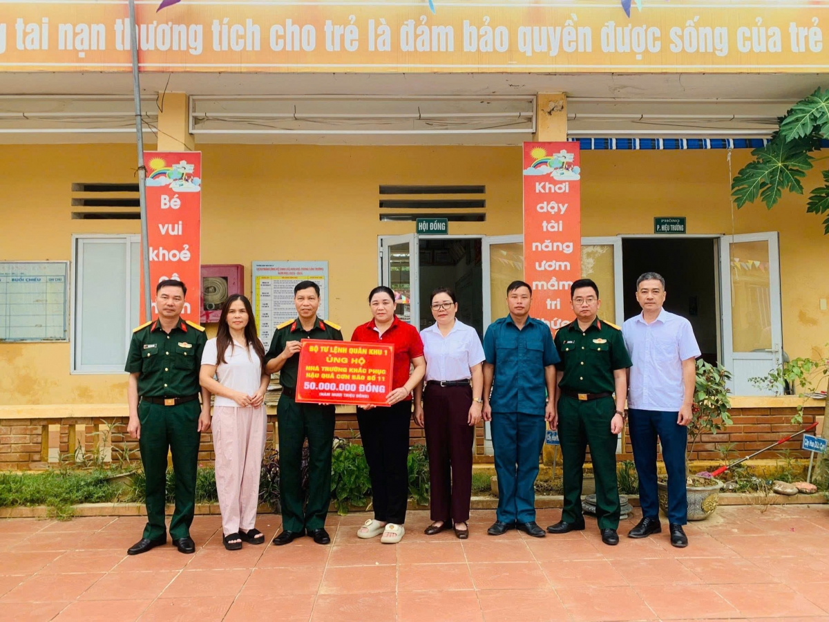 Thừa uỷ quyền của Bộ Tư lệnh Quân Khu 1, lãnh đạo Bộ Chỉ huy Quân sự tỉnh Thái Nguyên trao quà cho các trường bị ảnh hưởng của mưa lũ. Sự chung tay của các tổ chức, nhà hảo tâm đã giúp việc dạy và học của các nhà trường sớm đi vào ổn định - Ảnh: Mai Duy Đức