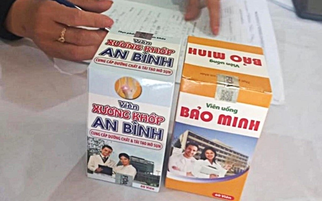  2 trong số thực phẩm chức năng mà nhóm của Hiền thổi phồng công dụng thành “thuốc đặc trị” bán với giá cao cho người dân vùng miền núi. Ảnh: Phạm Thủy