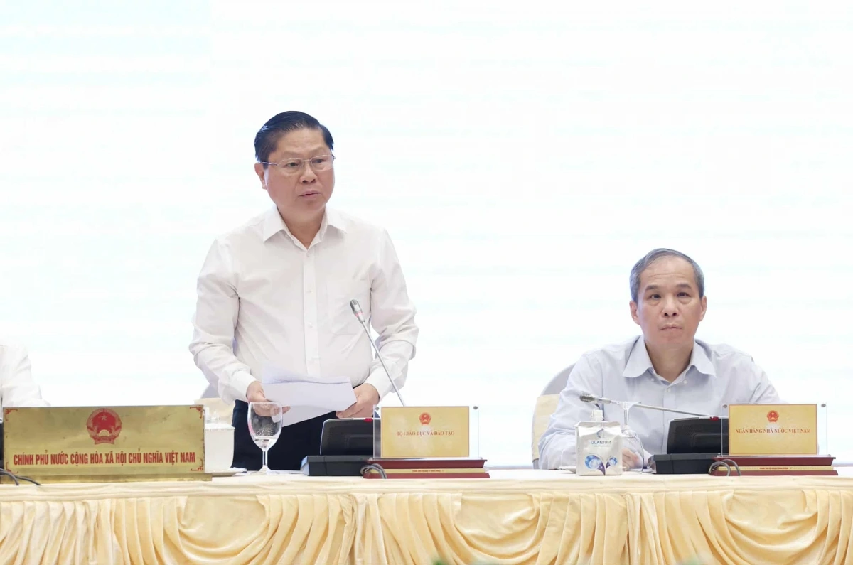 Thứ trưởng Bộ Giáo dục và Đào tạo Lê Tấn Dũng trả lời câu hỏi về vấn đề lạm thu. Ảnh: VGP