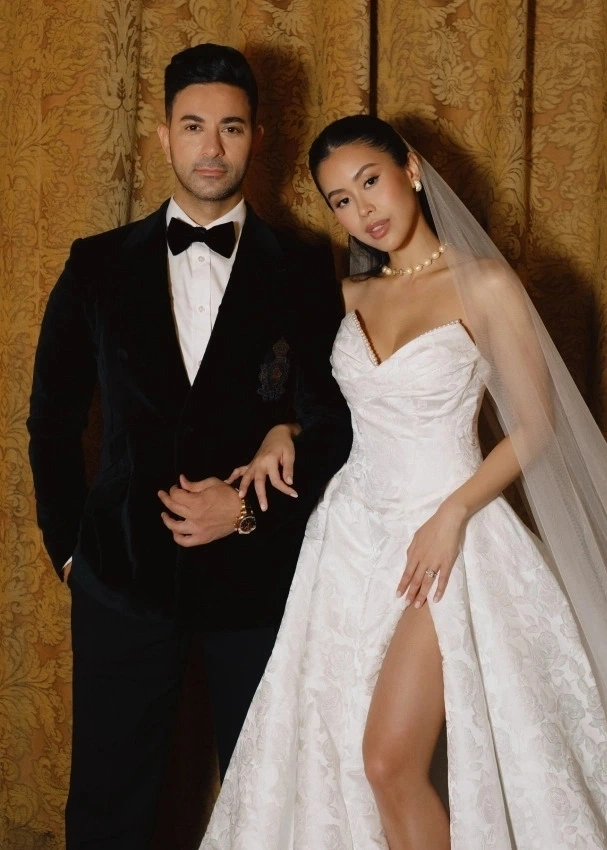 Justin Cohen - chồng sắp cưới của hot girl Tiên Nguyễn - là người Dubai, hiện làm việc trong lĩnh vực quảng cáo tại Việt Nam và có mối quan hệ thân thiết với nhiều nghệ sĩ, doanh nhân nổi tiếng.