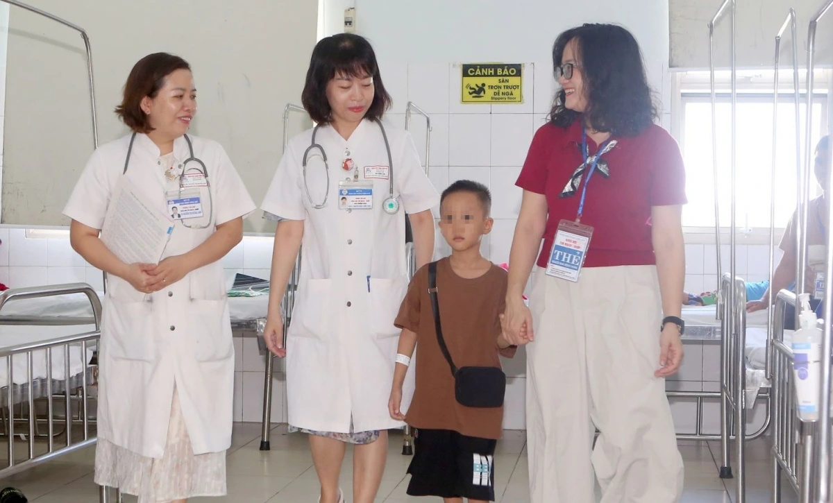 Cháu Q cùng mẹ được về nhà sau quá trình điều trị