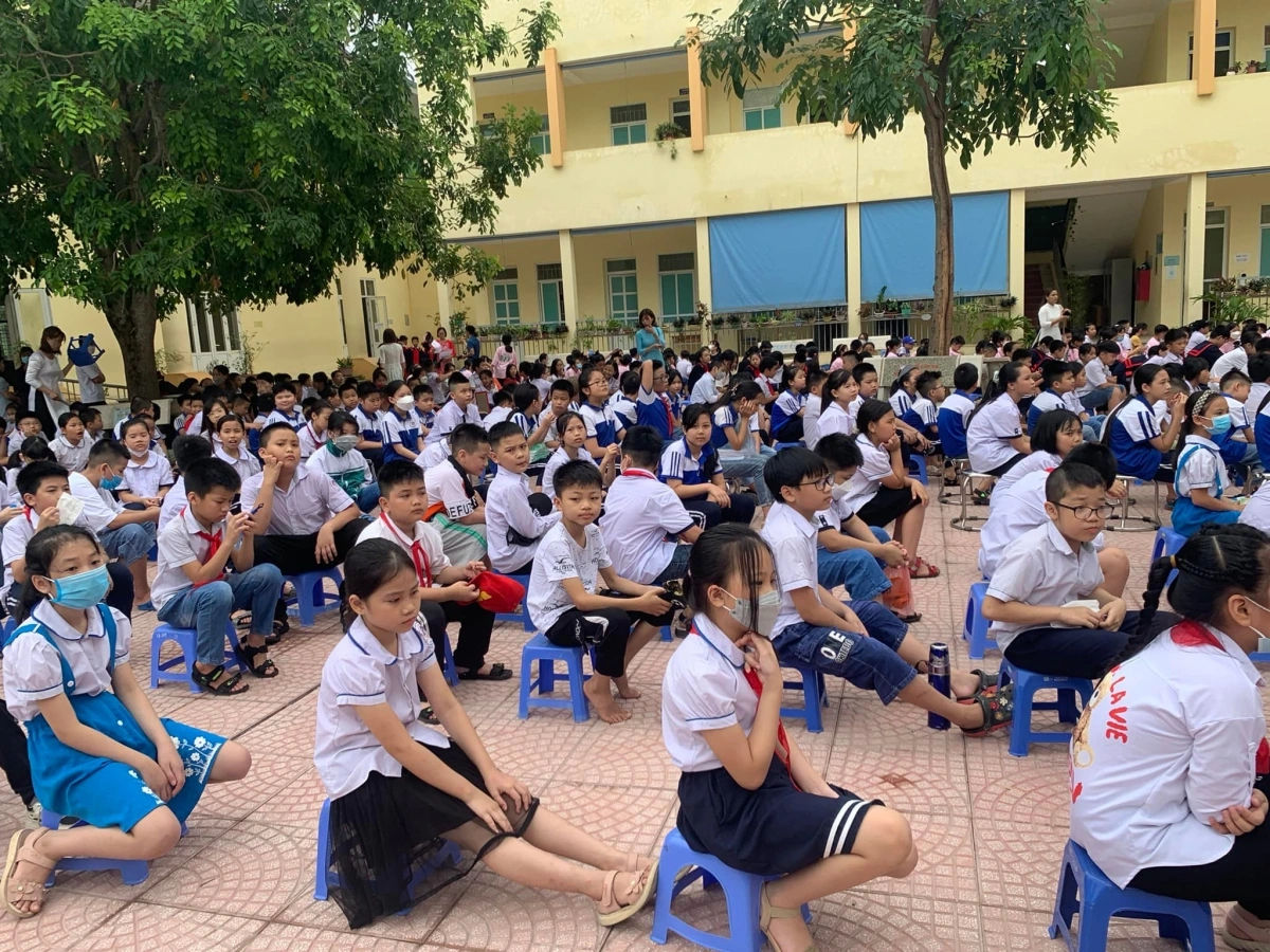 Hiệu trưởng Nguyễn Thị Nam khẳng định nhà trường cam kết không để xảy ra thêm sự cố mất an toàn thực phẩm nào trong thời gian tới​