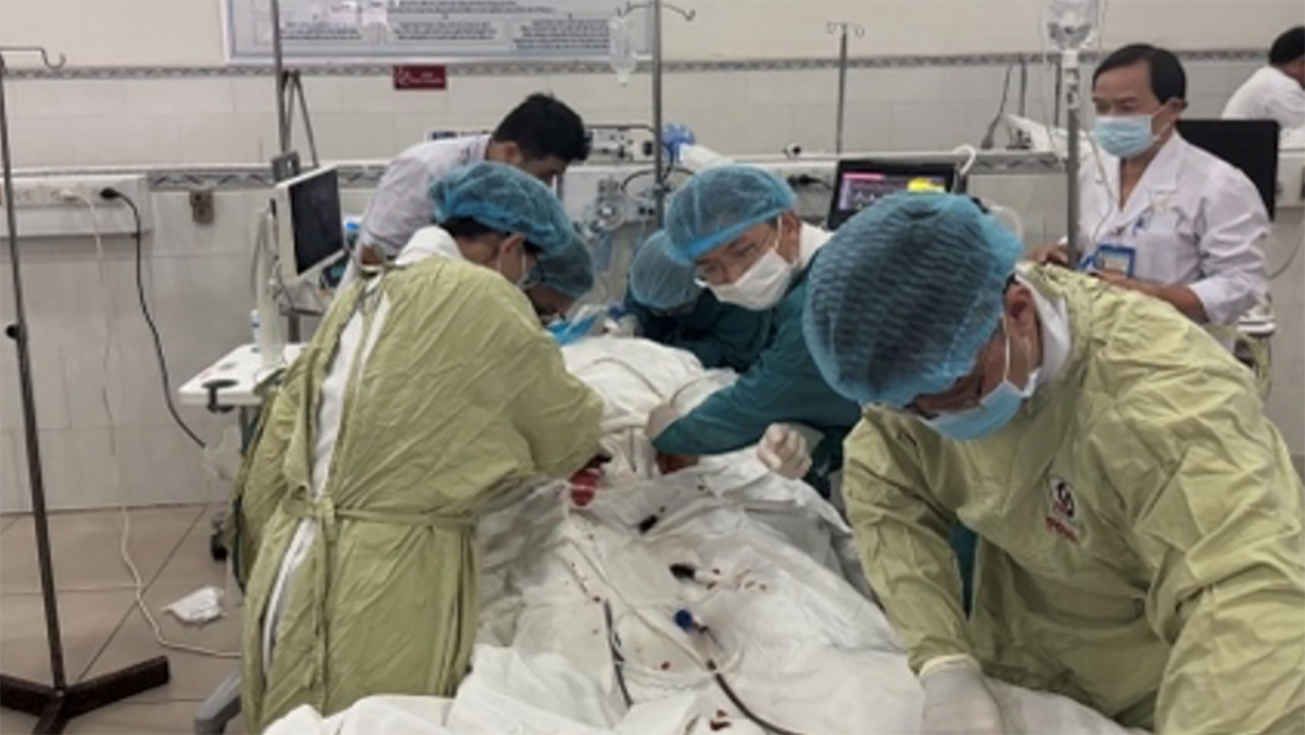 Ê-kip cấp cứu của 2 bệnh viện tiến hành kỹ thuật E-PCR (Ảnh Sở Y tế TP.HCM)