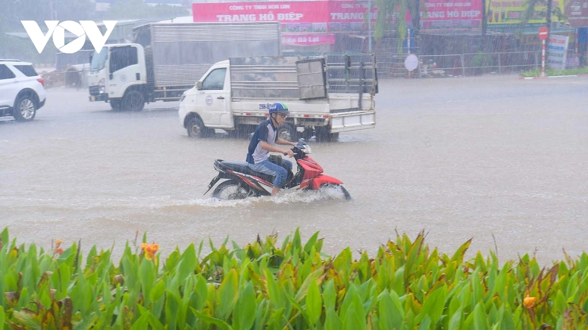 Người dân được khuyến cáo hạn chế di chuyển ngoài trời