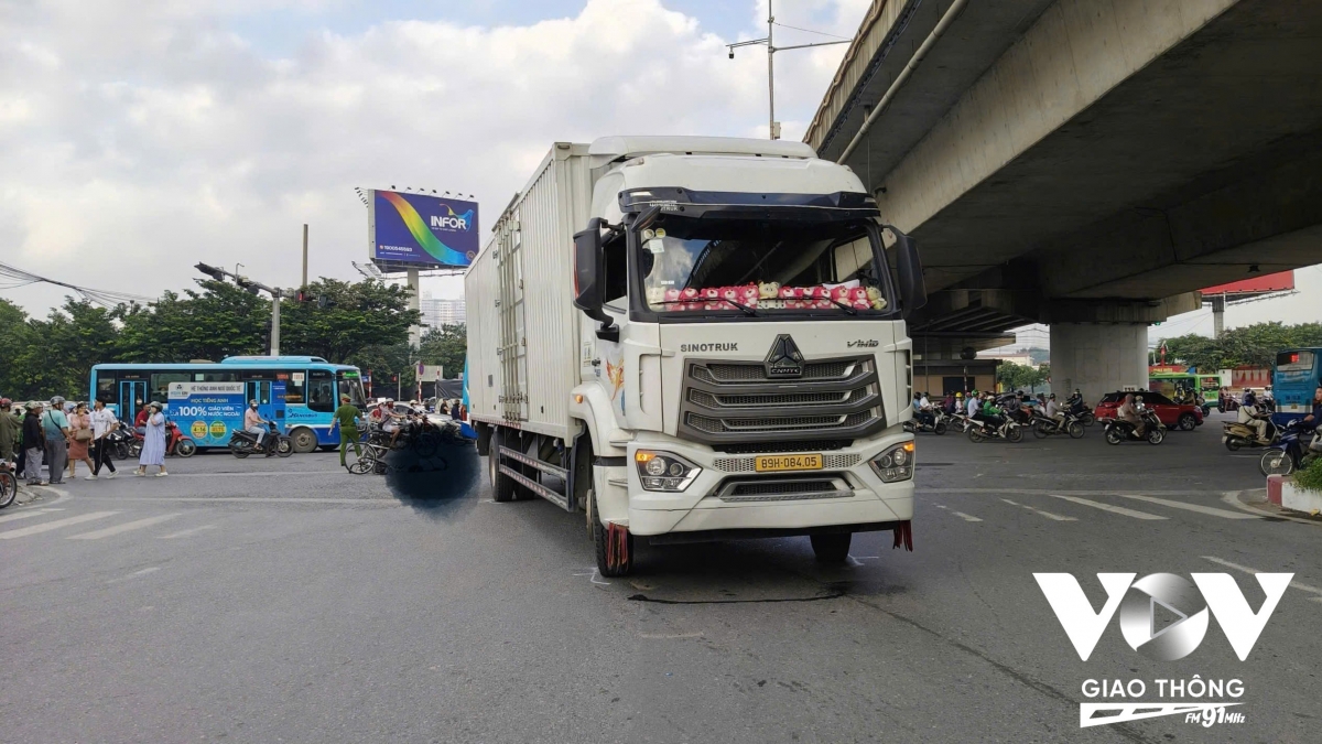 Hiện trường vụ tai nạn giao thông xảy ra mới đây khiến một em học sinh lớp 9 ở Hà Nội tử vong. (Ảnh: Chấn Hải)