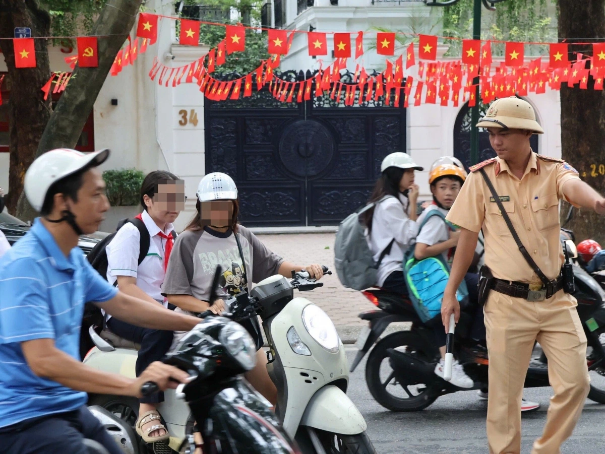 Nhiều cha mẹ "bỏ quên" việc đội mũ bảo hiểm cho con.